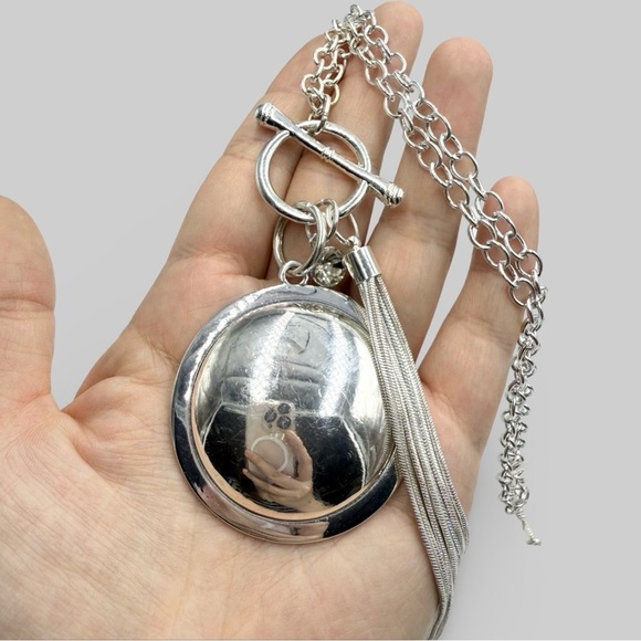 C1946 Silver Tone Tussle Large Pendant Drop Toggle Necklace - Picture 3 of 9